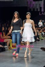 Dia Mirza, Nishka Lulla walk the ramp for Nishka and Neeta Lulla Show on Lakme Fashion Week Day1 on 18th Sep 2009 (2).JPG